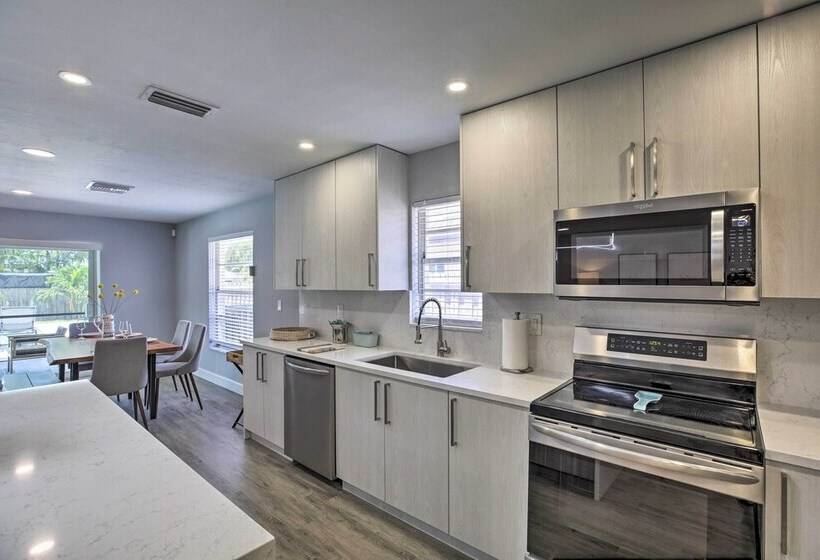 Chic Beach House With Lanai And Private Yard!