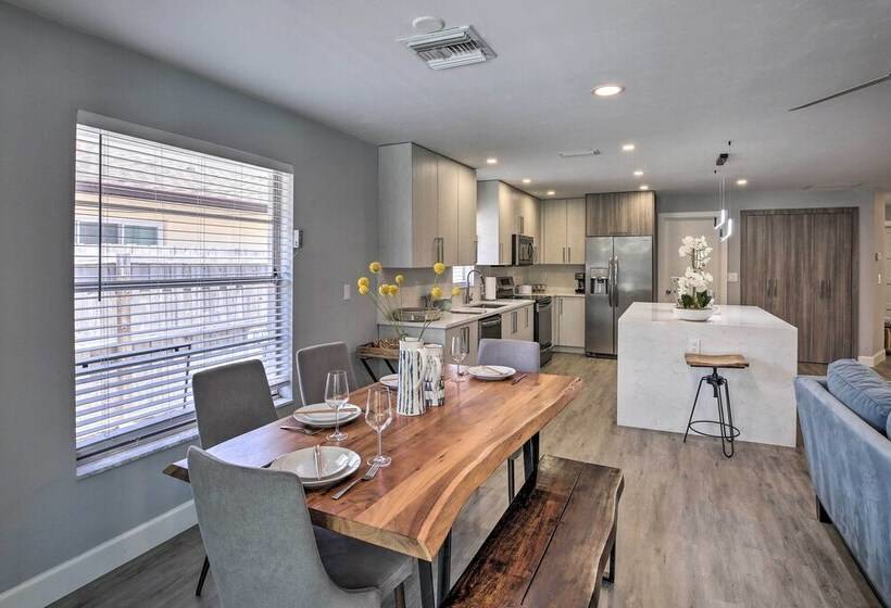 Chic Beach House With Lanai And Private Yard!