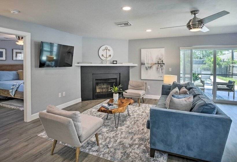 Chic Beach House With Lanai And Private Yard!