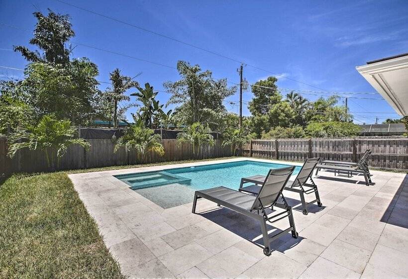 Chic Beach House With Lanai And Private Yard!