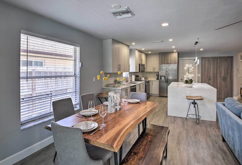 Chic Beach House With Lanai And Private Yard!