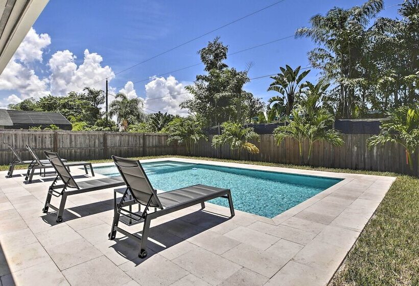 Chic Beach House With Lanai And Private Yard!