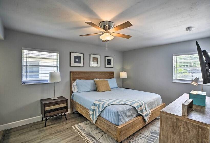 Chic Beach House With Lanai And Private Yard!