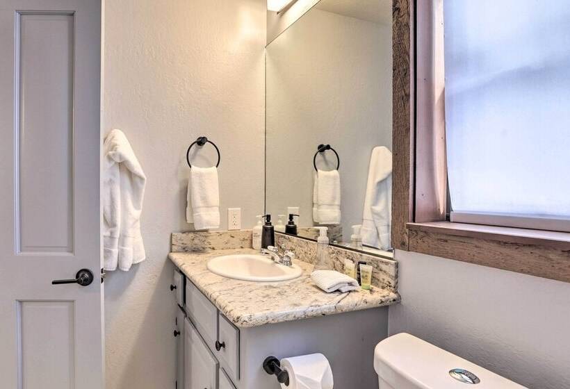 Chic Truckee Cabin Close To Golf Course & Hiking