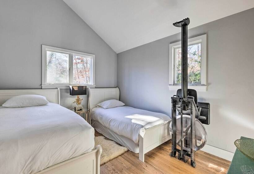 Chic East Hampton Retreat W/ Deck & View!