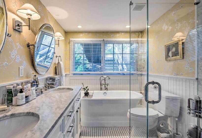 Chic East Hampton Retreat W/ Deck & View!