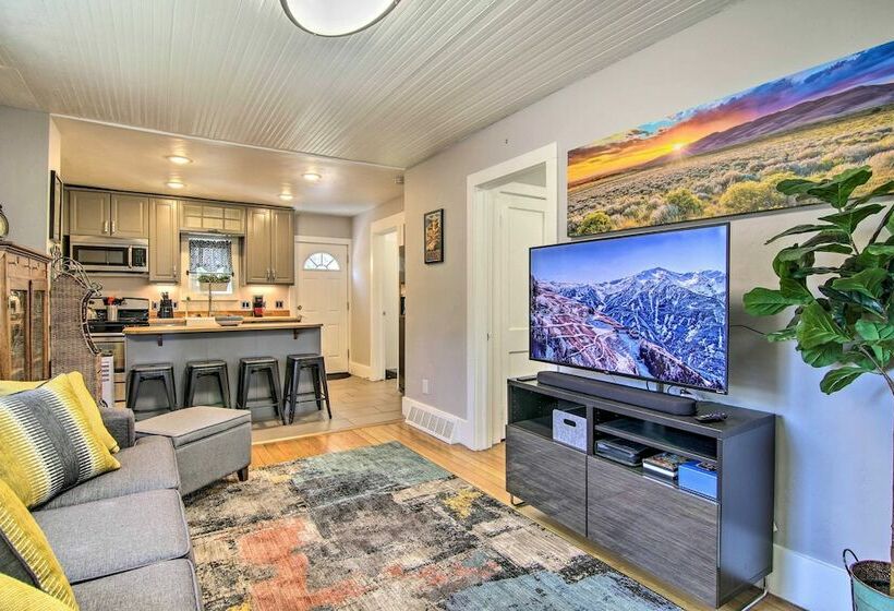 Colorado Springs Bungalow Walk To Downtown!