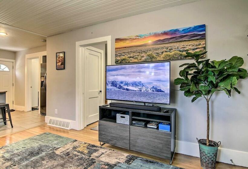 Colorado Springs Bungalow Walk To Downtown!