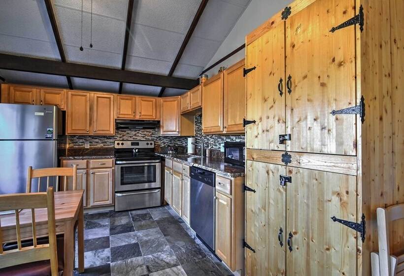 Cozy Beech Mountain Family Retreat W/ 2 Decks!