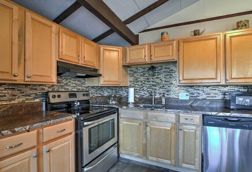 Cozy Beech Mountain Family Retreat W/ 2 Decks!