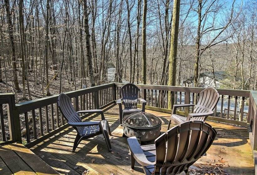 Cozy Beech Mountain Family Retreat W/ 2 Decks!