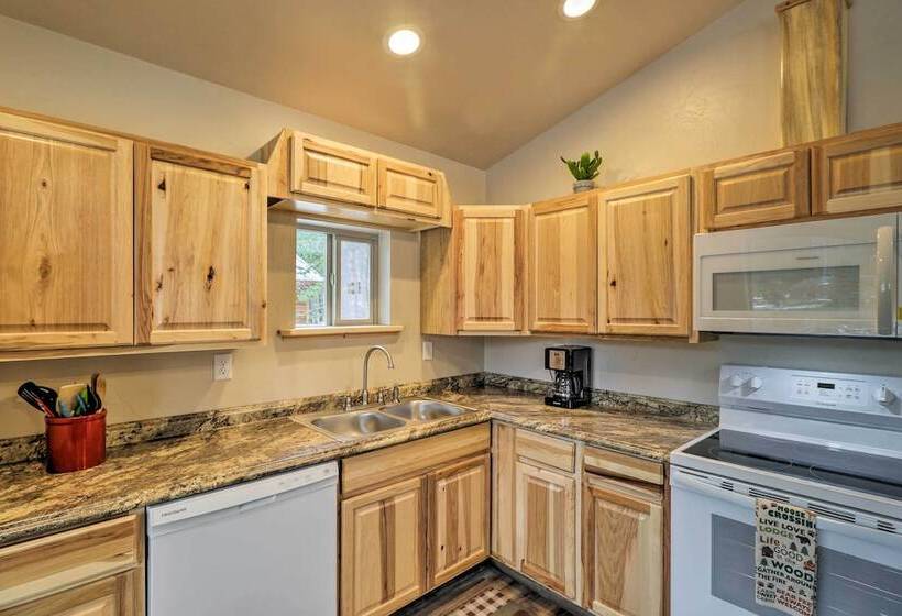 Cozy Cabin W/ Fire Pit & Bbq: 7mi To West Glacier!