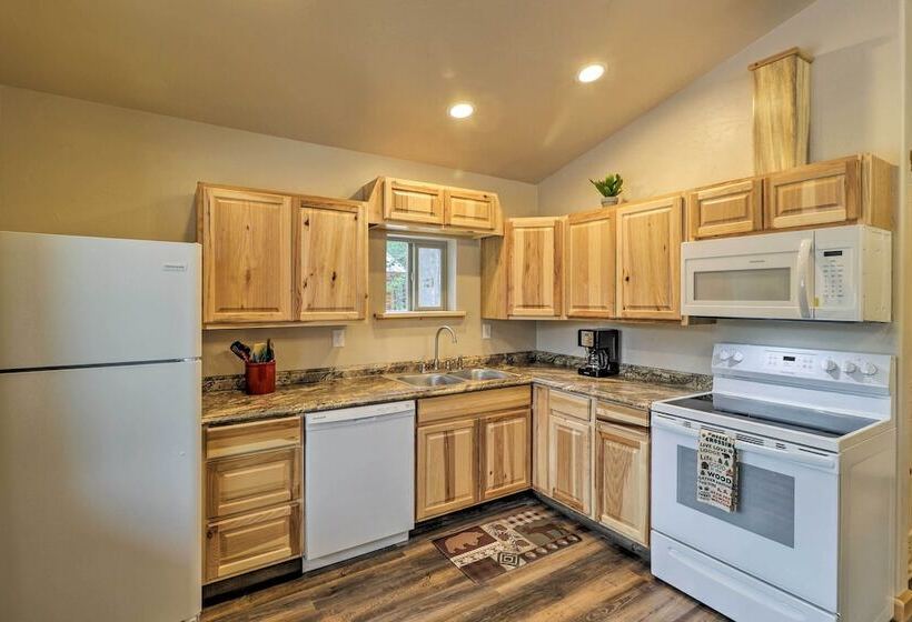 Cozy Cabin W/ Fire Pit & Bbq: 7mi To West Glacier!