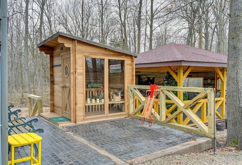 Custom Built Clarklake Cabin: Sauna & Cold Plunge!