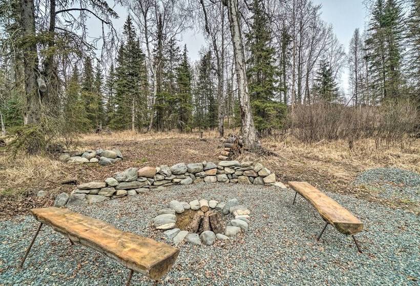 Cozy Downtown Soldotna Cabin: Dogs Welcome!