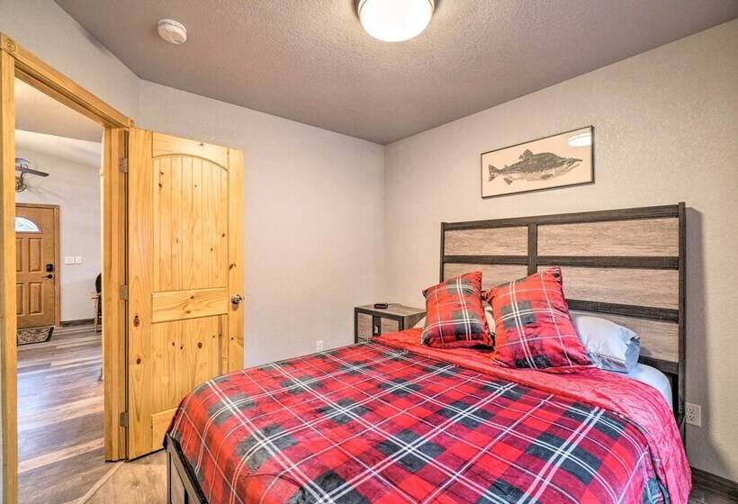 Cozy Downtown Soldotna Cabin: Dogs Welcome!