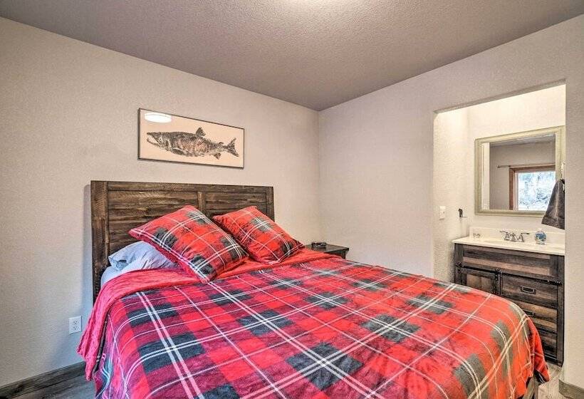 Cozy Downtown Soldotna Cabin: Dogs Welcome!