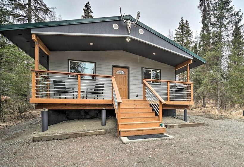 Cozy Downtown Soldotna Cabin: Dogs Welcome!