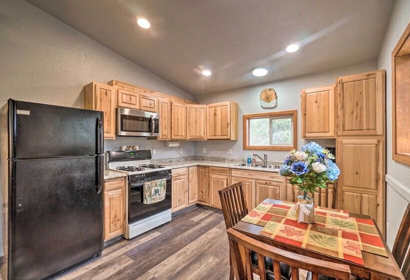 Cozy Downtown Soldotna Cabin: Dogs Welcome!