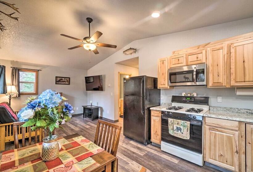 Cozy Downtown Soldotna Cabin: Dogs Welcome!