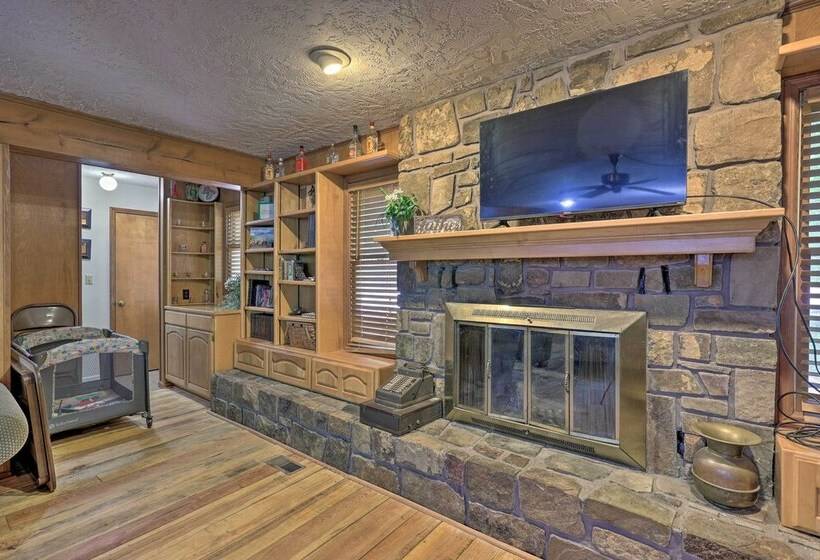 Cozy Hot Springs Village Lodge   Near Lake Desoto!