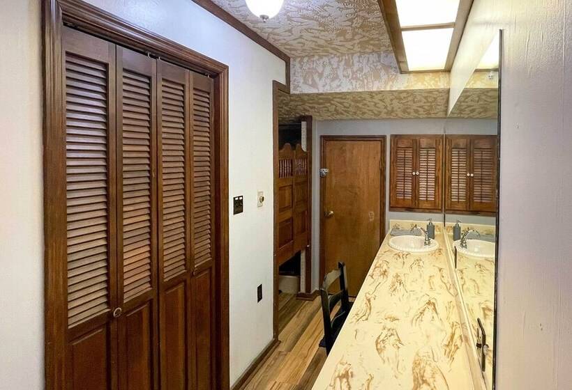 Cozy Hot Springs Village Lodge   Near Lake Desoto!