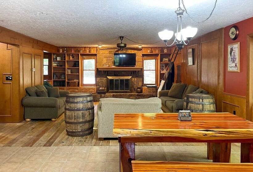 Cozy Hot Springs Village Lodge   Near Lake Desoto!