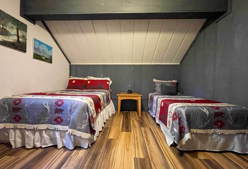 Cozy Hot Springs Village Lodge   Near Lake Desoto!