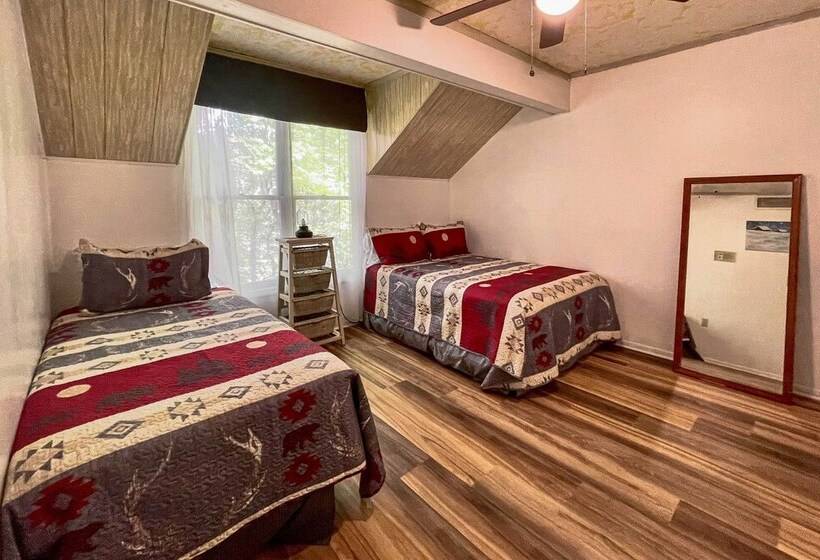 Cozy Hot Springs Village Lodge   Near Lake Desoto!