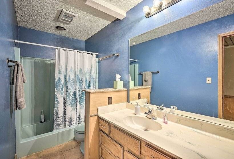 Cozy Hot Springs Village Lodge   Near Lake Desoto!