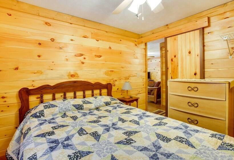 Cozy Interlochen Cabin W/ Dock: 1 Mi To Green Lake
