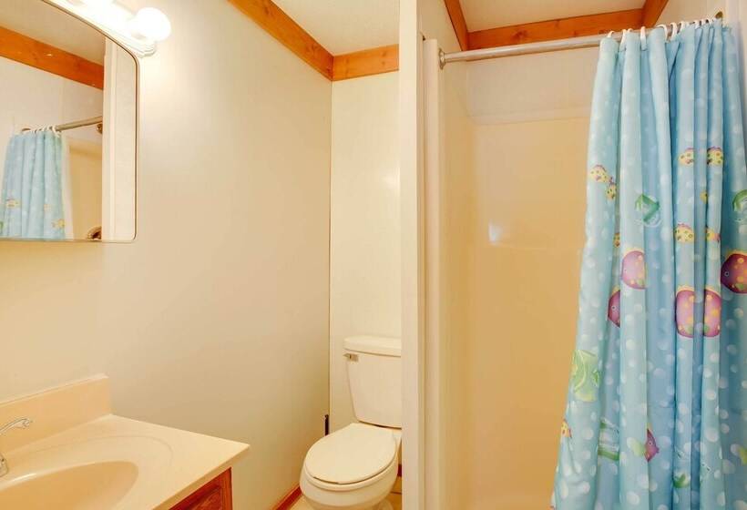 Cozy Interlochen Cabin W/ Dock: 1 Mi To Green Lake