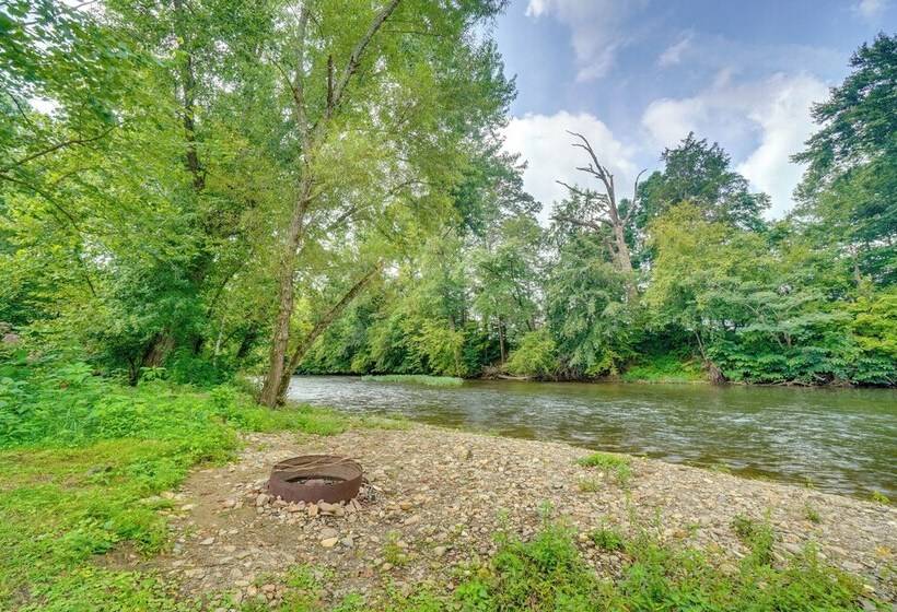 Riverfront Cabin Near Smoky Mountain National Park