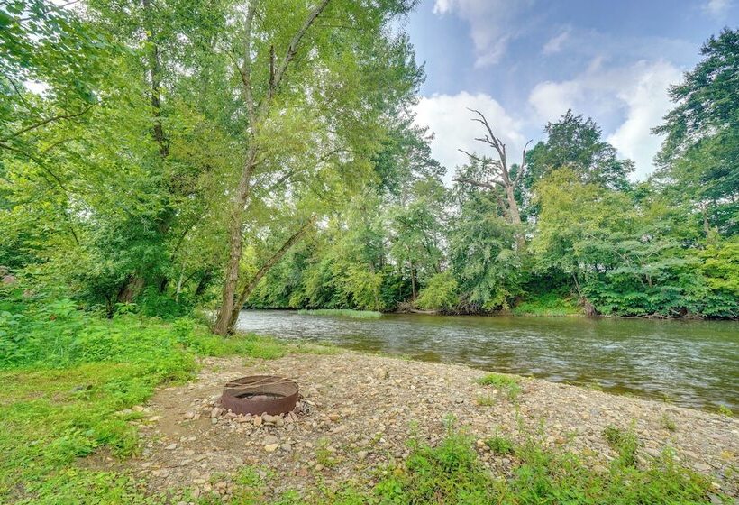 Riverfront Cabin Near Smoky Mountain National Park