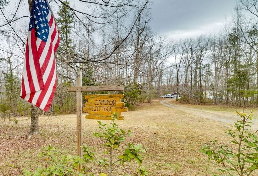 Cozy Louisa Cottage Stay W/ Fire Pit!
