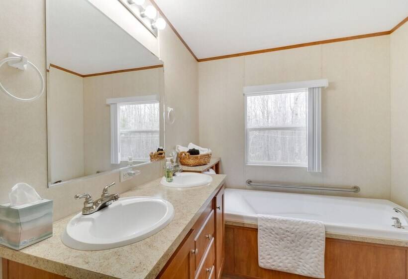Cozy Louisa Cottage Stay W/ Fire Pit!