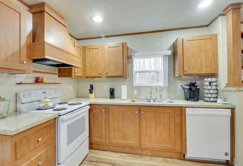 Cozy Louisa Cottage Stay W/ Fire Pit!