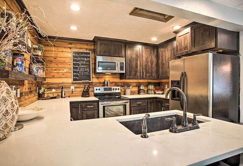 Cozy Pet Friendly Coeur D Alene Lake Cottage!