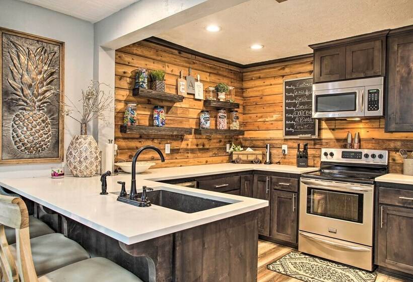 Cozy Pet Friendly Coeur D Alene Lake Cottage!