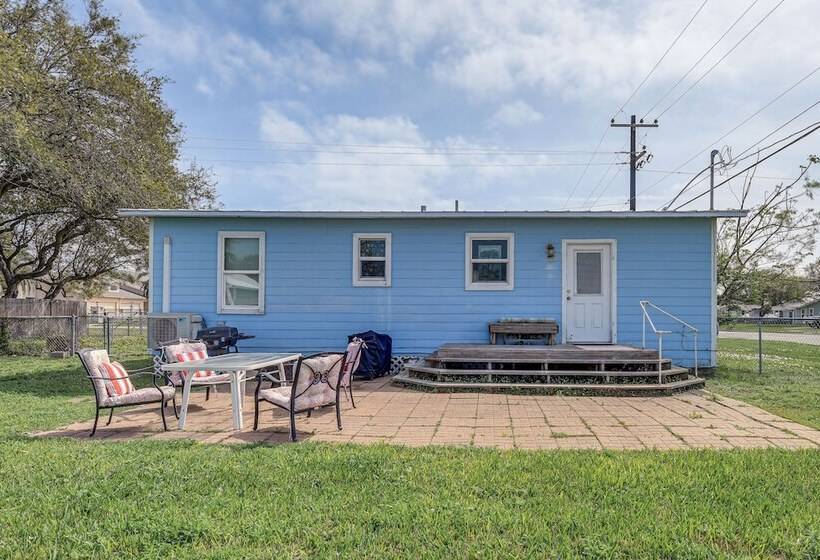 Cozy Cottage W/ Patio < 2 Mi To Rockport Beach!
