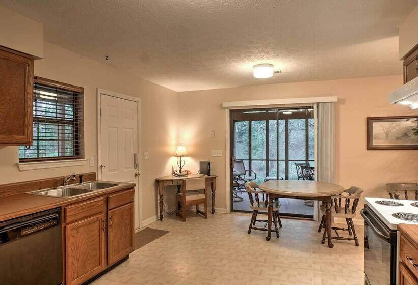 Creekfront Cabin Near Chattanooga W/ Hot Tub!