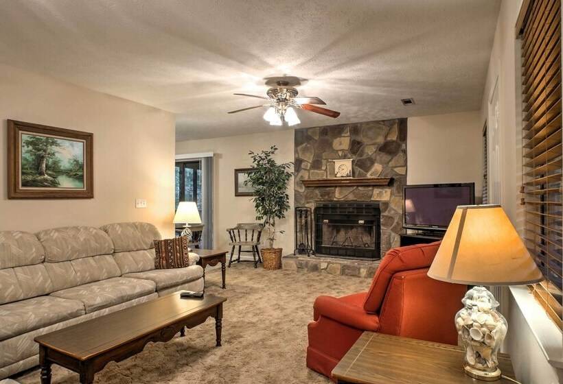 Creekfront Cabin Near Chattanooga W/ Hot Tub!