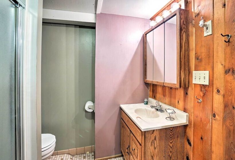 Custer Retreat W/ Pool Access, Walk To Downtown!