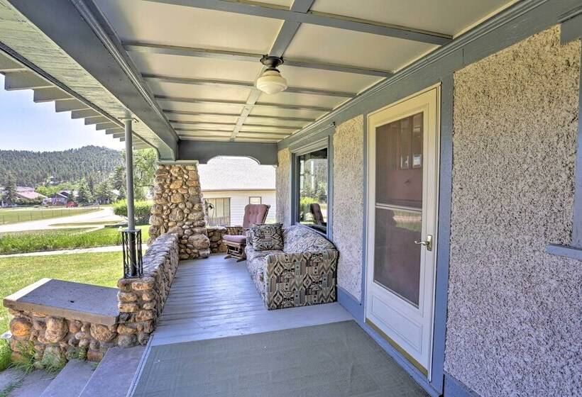 Custer Retreat W/ Pool Access, Walk To Downtown!