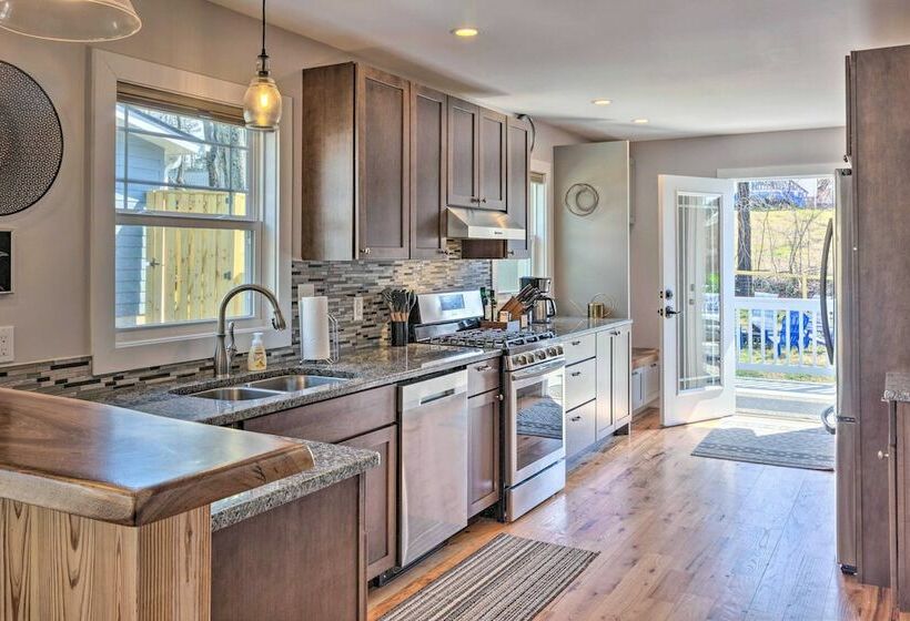 Downtown Brevard Retreat With Fire Pit & Deck!