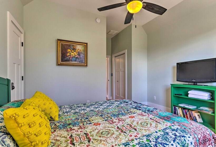 Downtown Brevard Retreat With Fire Pit & Deck!