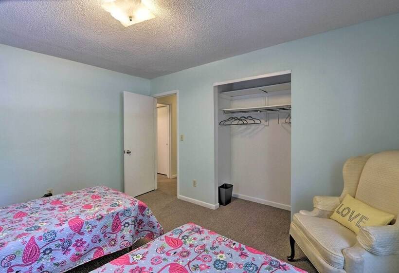 Downtown Home W/ Yard & Bbq   6 Mi To Downtown!