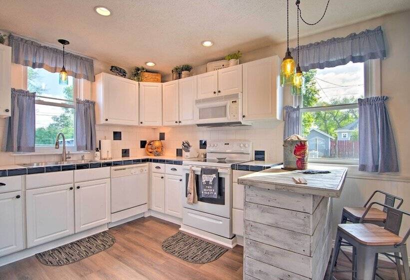 Walk To University: Dtown Laramie Home!