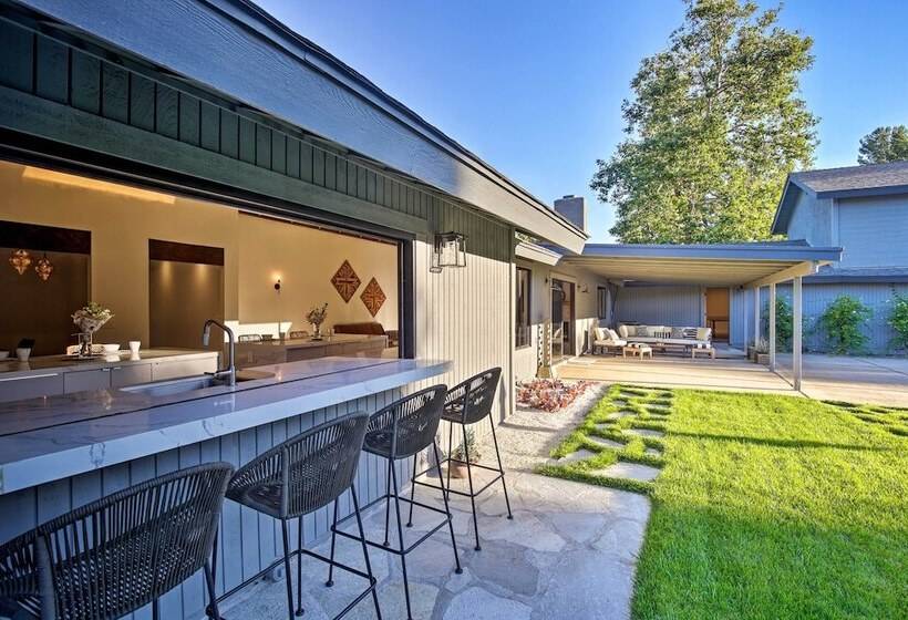 Family Retreat   Private Tennis Court & Game Room