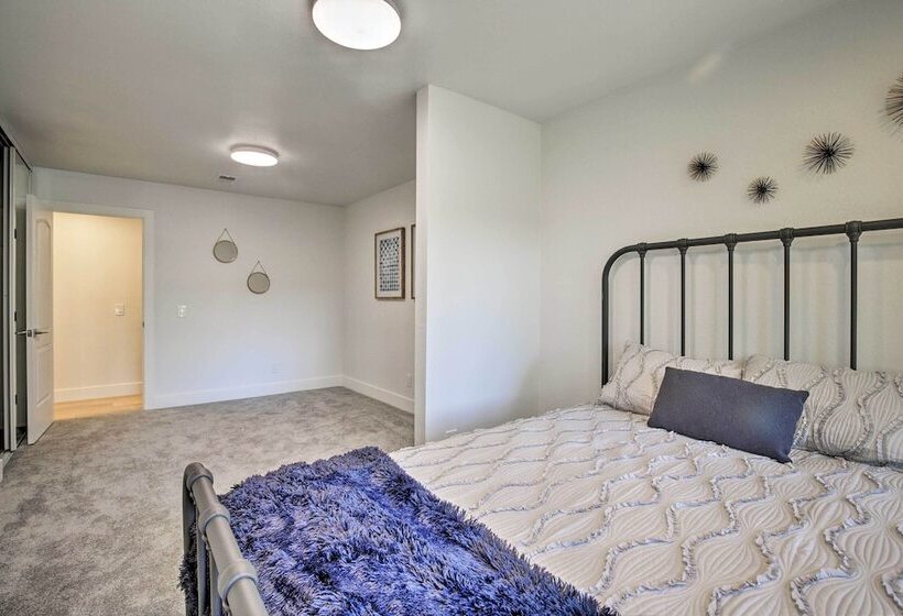 Family Retreat   Private Tennis Court & Game Room